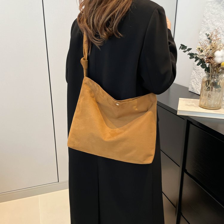 简约时尚水桶单肩女包斜跨背包鹿皮绒女士流行百搭通勤托特包包女