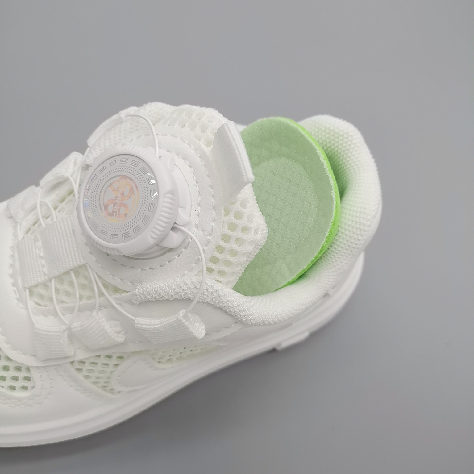Seis niños a través de la red, zapatos blancos, zapatos para bebés del campus, zapatos deportivos blancos para niños, zapatos transpirables para niñas, zapatos con botones