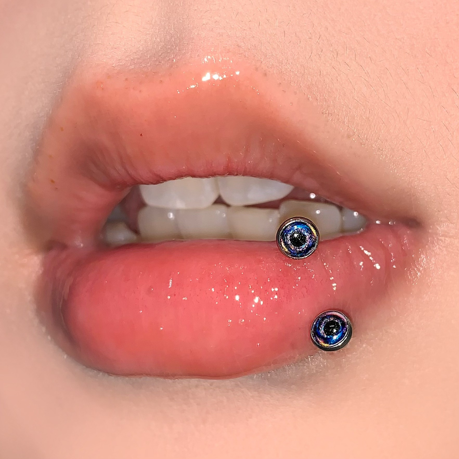 16G labret stud size and finish detail