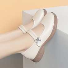 软底妈妈鞋秋季新款软皮舒适百搭女鞋子一字扣女单鞋中老年皮鞋