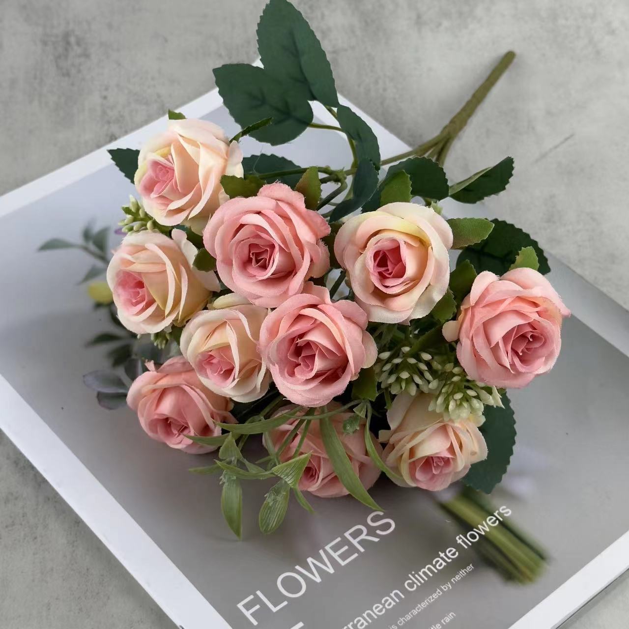 Nuevo comercio exterior al por mayor flor artificial boda mango ramo rosa sosteniendo flor pequeña manija flor decoración de alta gama rosa