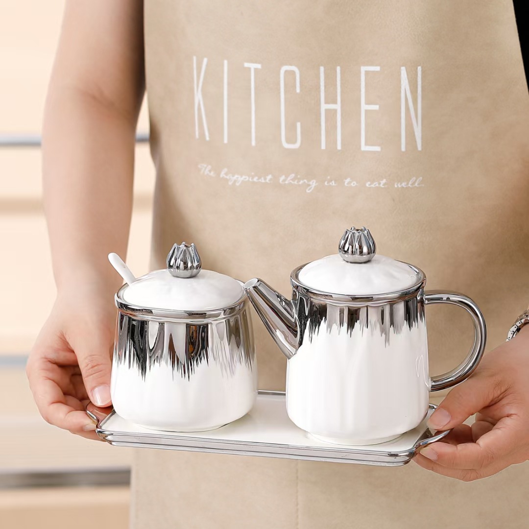 Botella de condimento de cerámica de lujo ligera y creativa botella de condimento de cocina con regalo de mano galvanizado estilo nórdico caja de sal y vinagre personalizada
