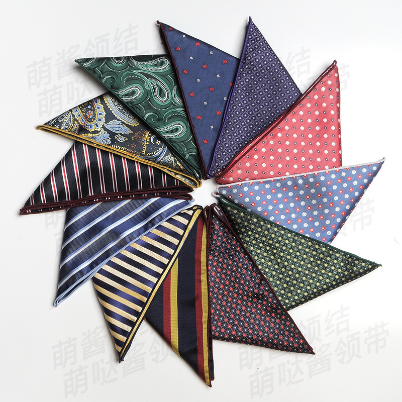 Corbata de hombre bufanda cuadrada pequeña al por mayor moda coreana de todo fósforo tendencia retro bordado patrón traje bufanda de bolsillo