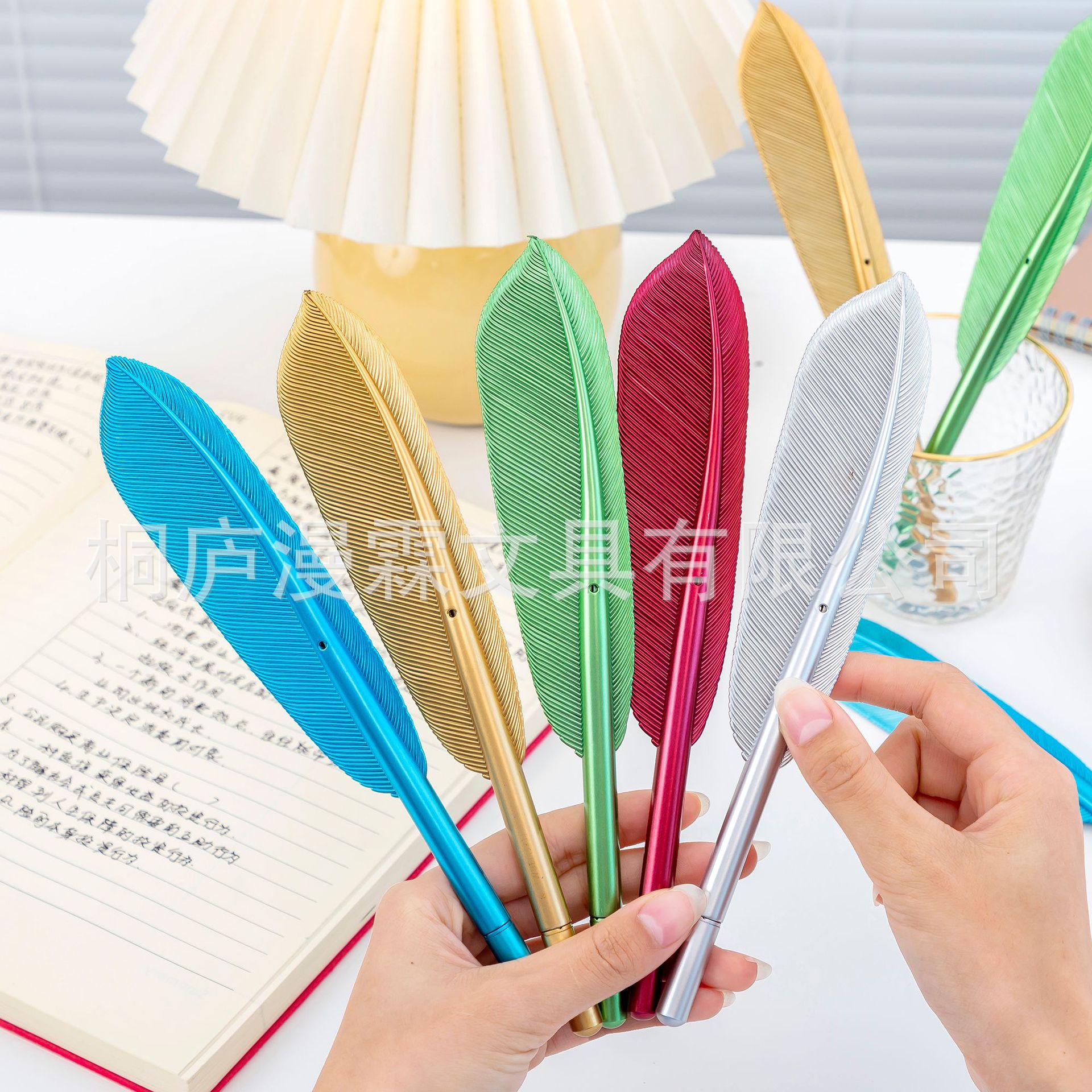 创意造型彩色羽毛笔复古羽毛笔中性笔黑色签字笔厂家批发印刷LOGO