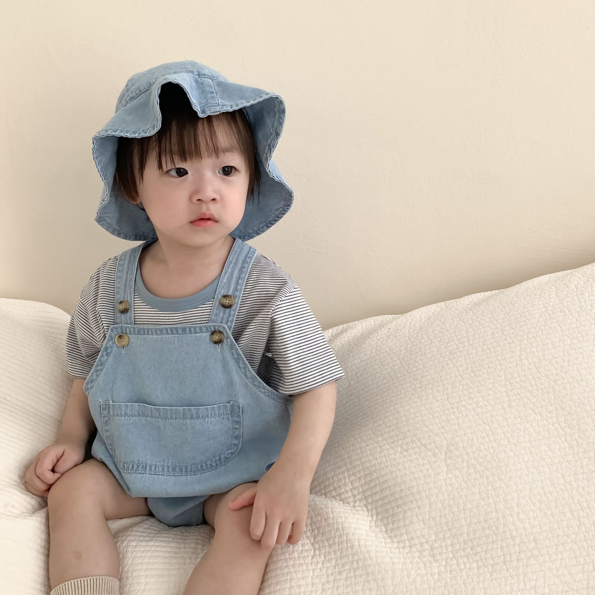 ベビーストライプTシャツとサロペットパンツの韓国風子供服、2026年夏の新作ベビー服、夏用男の子セット