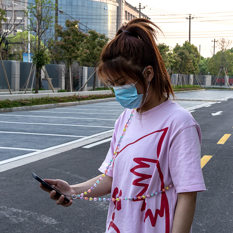 新品亚克力长款圆珠串珠手机挂绳时尚斜跨手机链挂扣配饰女批发