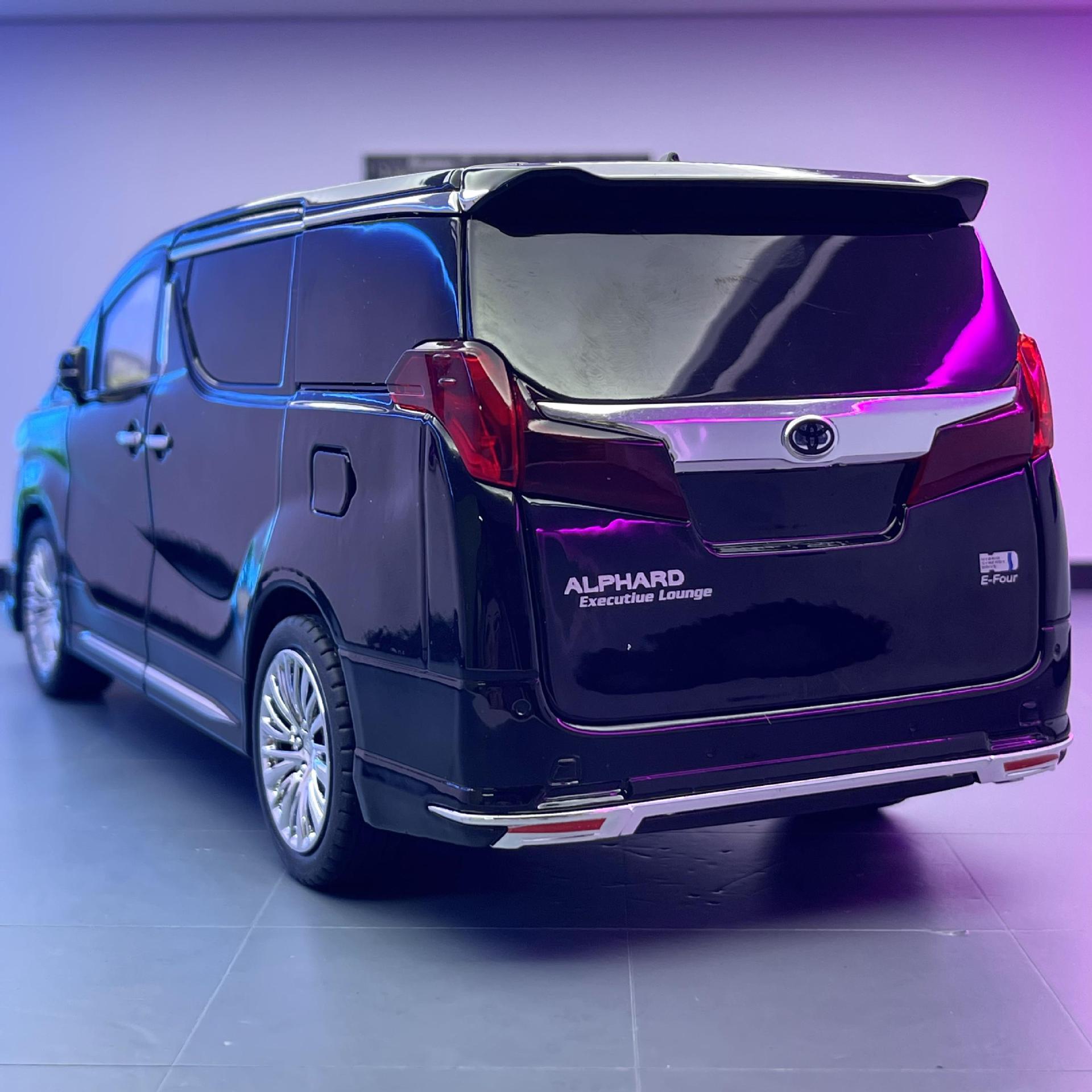 Coche a modelo de coche de aleación 1:18 Toyota Alfa Vehículo comercial Back Force Sound Light Boy Modelo de coche Decoración de juguete