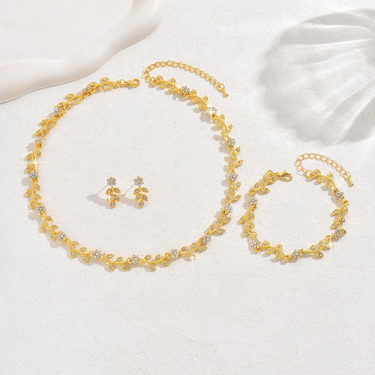 225 gold and white three-piece set