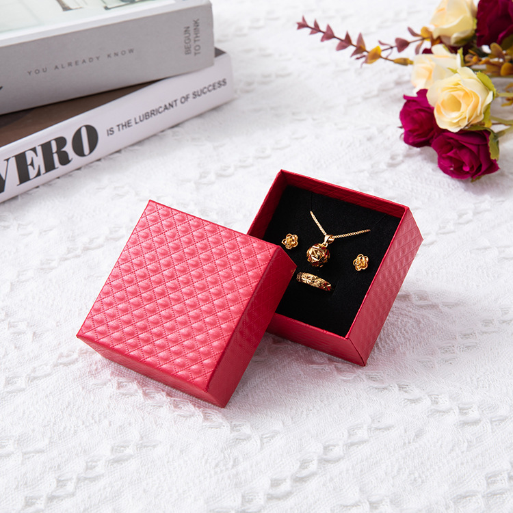 新款菠萝纹钻石纹7*7戒指耳丁吊坠手镯套装饰品包装盒大量现货款