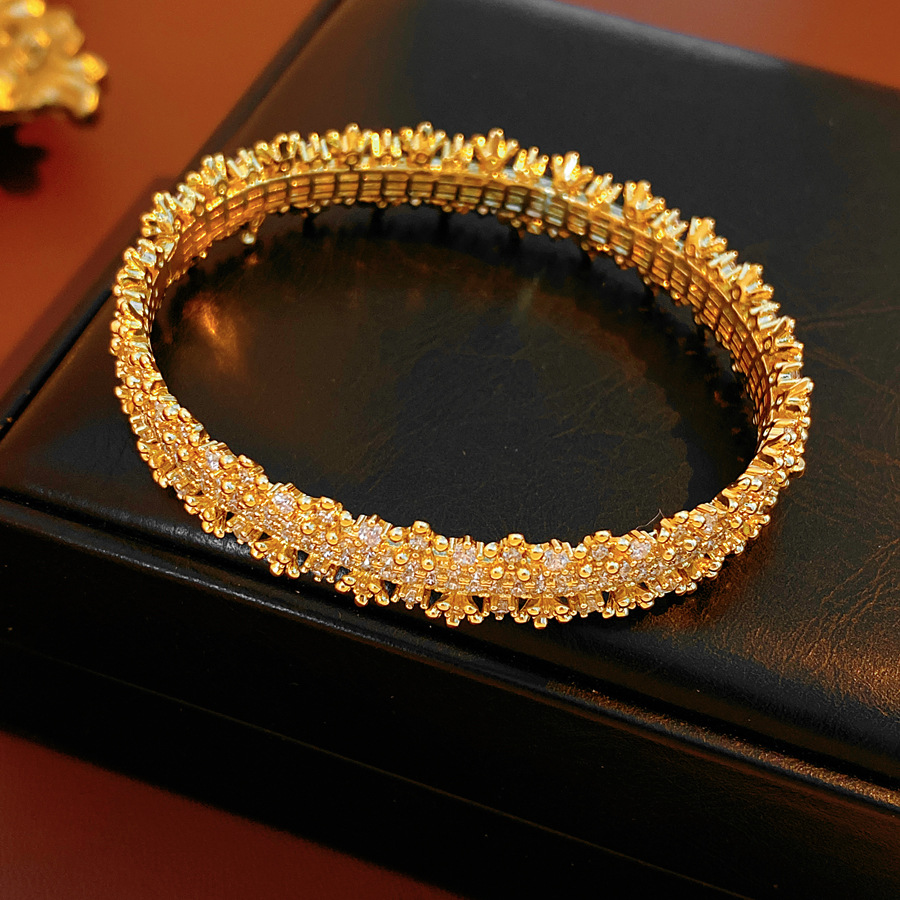 Oro real eléctrico de diamante encaje hueco pulsera de fijación temperamento pulsera de lujo ligera alta sensación de joyería al por mayor