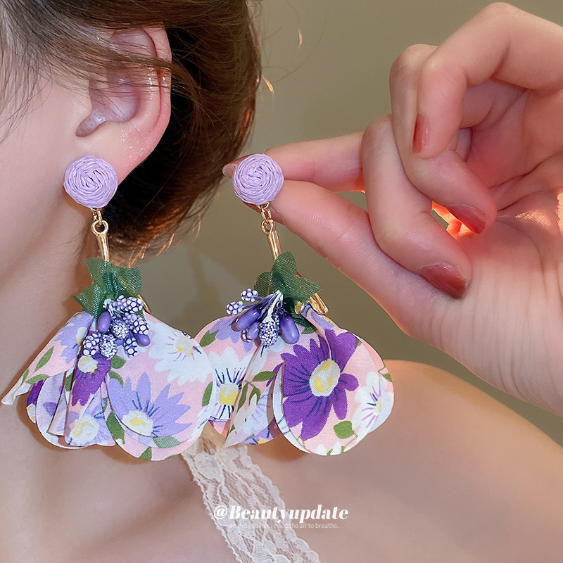 Pendientes de borla de flores de tela de rafio Pendientes de temperamento de estilo de vacaciones junto al mar Pendientes de lujo ligero de nicho para mujer