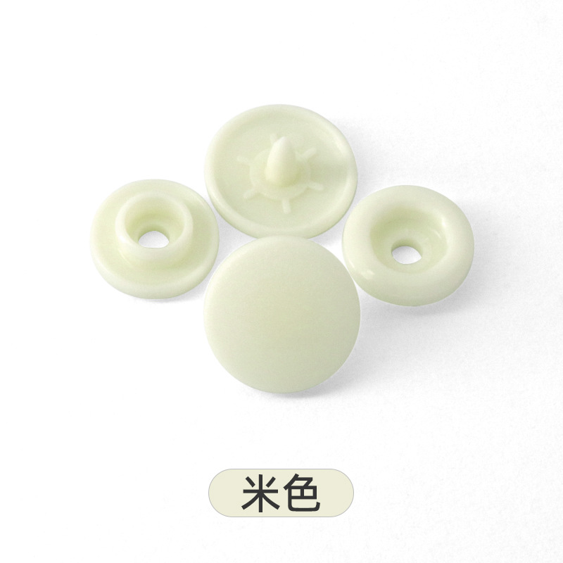 Pequeños lotes de productos de seguridad ambiental no tóxicos roer ropa de bebé de plástico cuatro cierre botones de color botones de ropa de trabajo botones