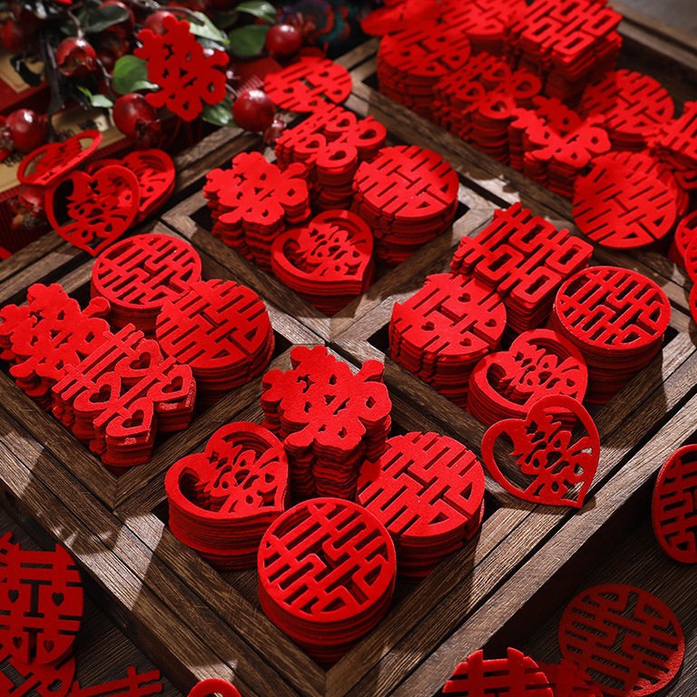 The bride hand-throws small happy words on the stairs, happy fruit plate, happy bed, hand-thrown happy words, wedding room decoration, wedding supplies