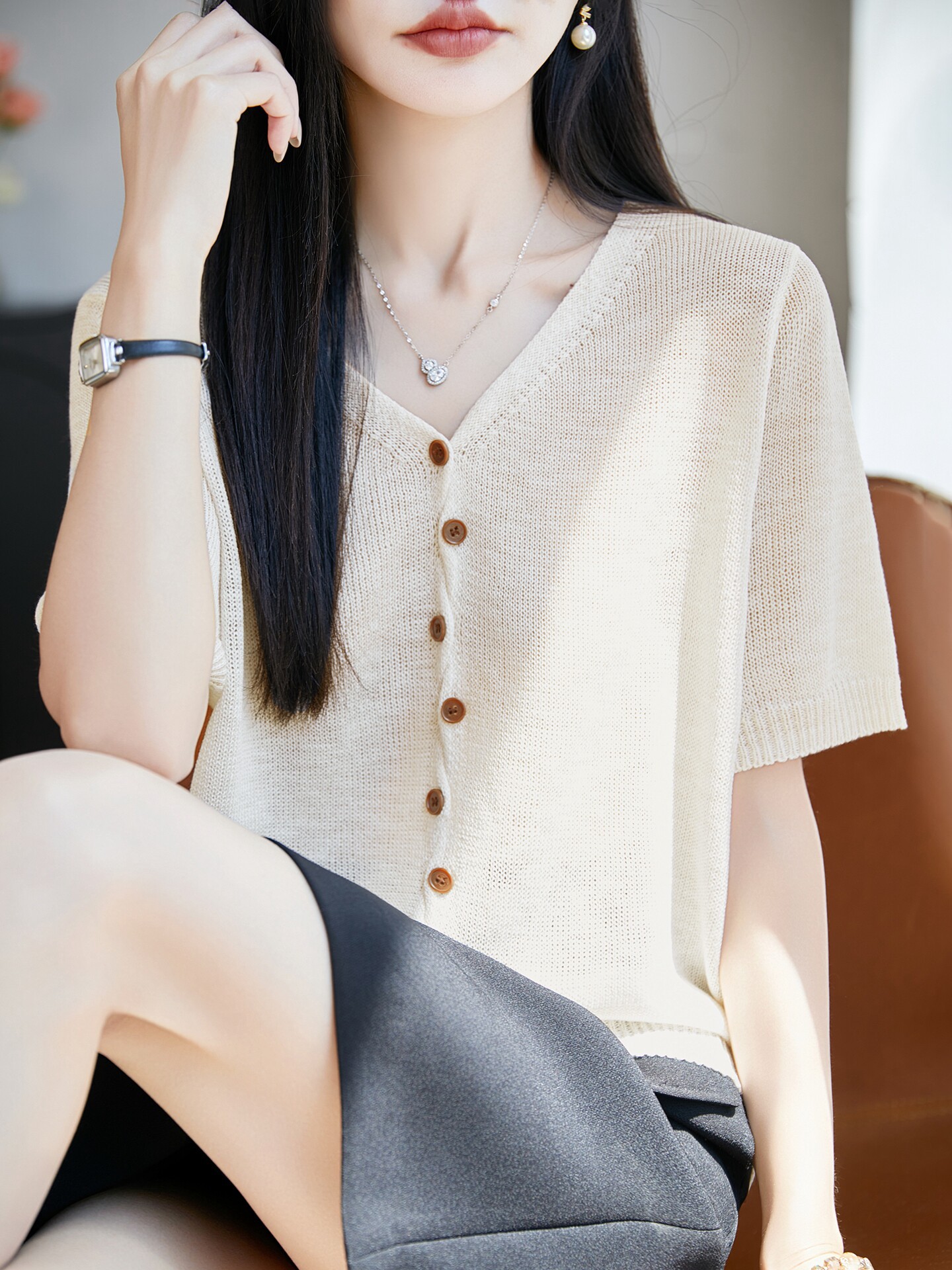 Áo thun nữ cổ V tay ngắn dệt kim phong cách Hàn Quốc, thiết kế đơn giản che khuyết điểm — Cam caramel