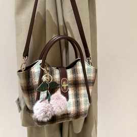 秋冬包包樱桃圆手提菜篮子包2024新款格纹毛呢单肩斜挎小托特包女