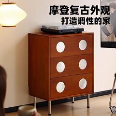 新型中古の闘棚が床に落ちたロッカーソファーのサイドキャビネットの寝室のベッドの頭の棚の三斗の小戸型の実木の収納棚