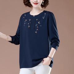 中高年のお母さんと春秋の新型のおばあさんは太って大きいサイズの長袖のtシャツの婦人服の純綿の底のシャツの上着をプラスします。