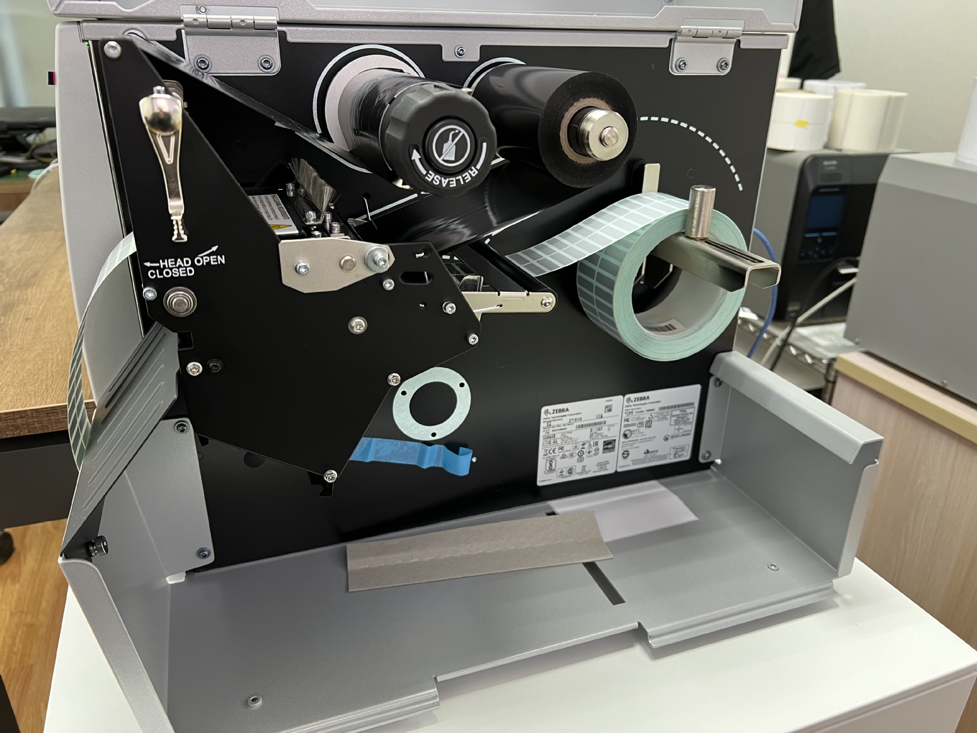 无尘不残胶标签聚酯pet标签无尘QR序列码LED灯泡模组RoHS彩印标贴