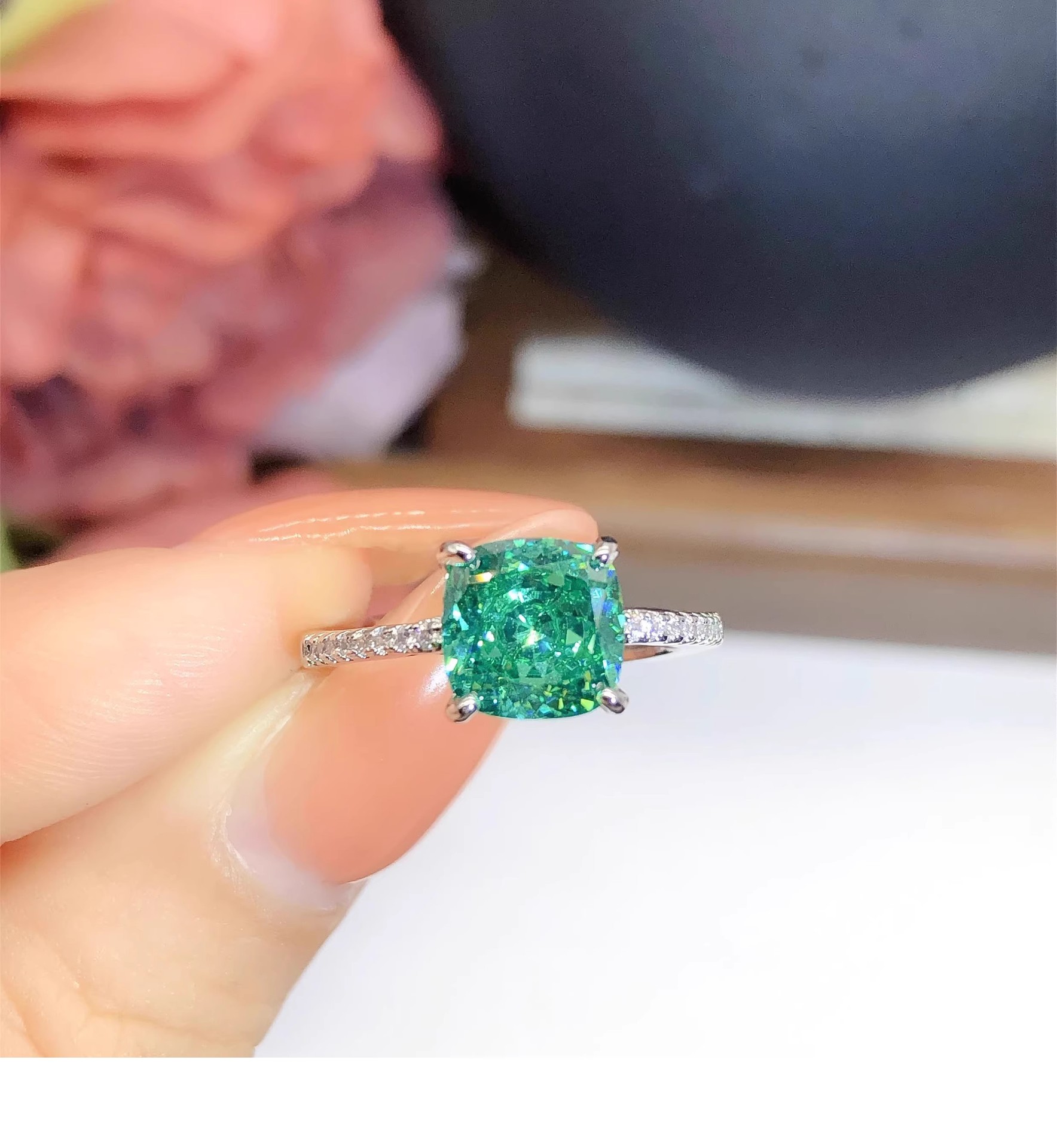 Set ketting met prinses hanger en eenvoudige emerald ring_voghion.com