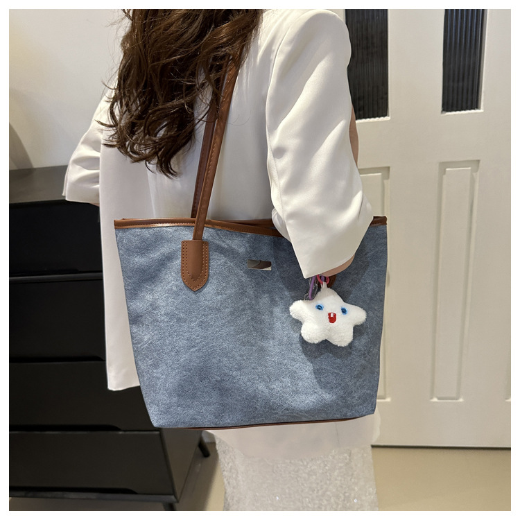 Wholesale of new large-capacity, simple and fashionable casual commuter single-shoulder bags and women's underarm bags for the summer of 2024 in foreign trade undefined