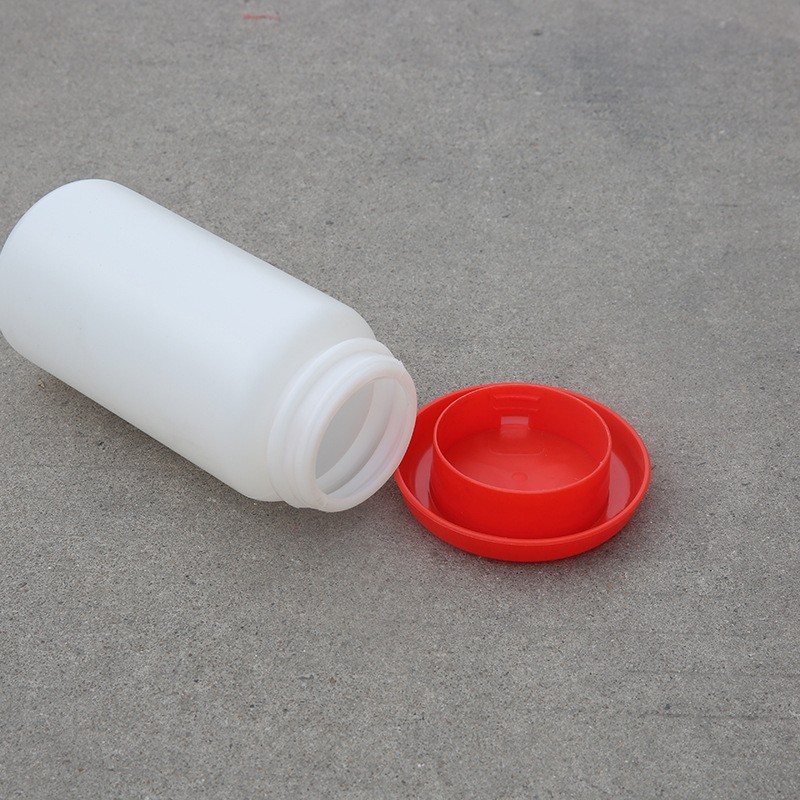 メーカーは鳥の給水器を提供しています。|undefined