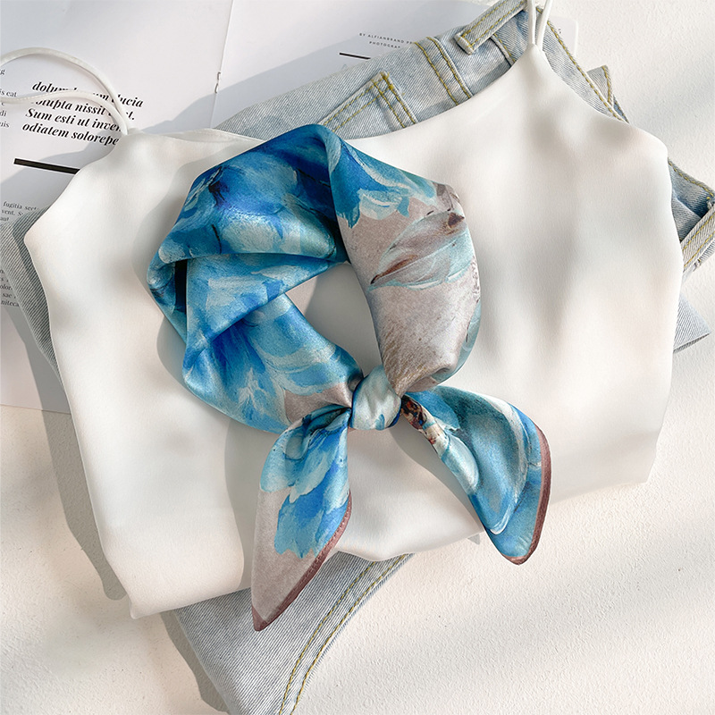 軽い豪華な北欧風の紫色の朝顔の花のプリントの绢糸のスカーフの女性の高級な気質の100% シルクの小さい方のタオル