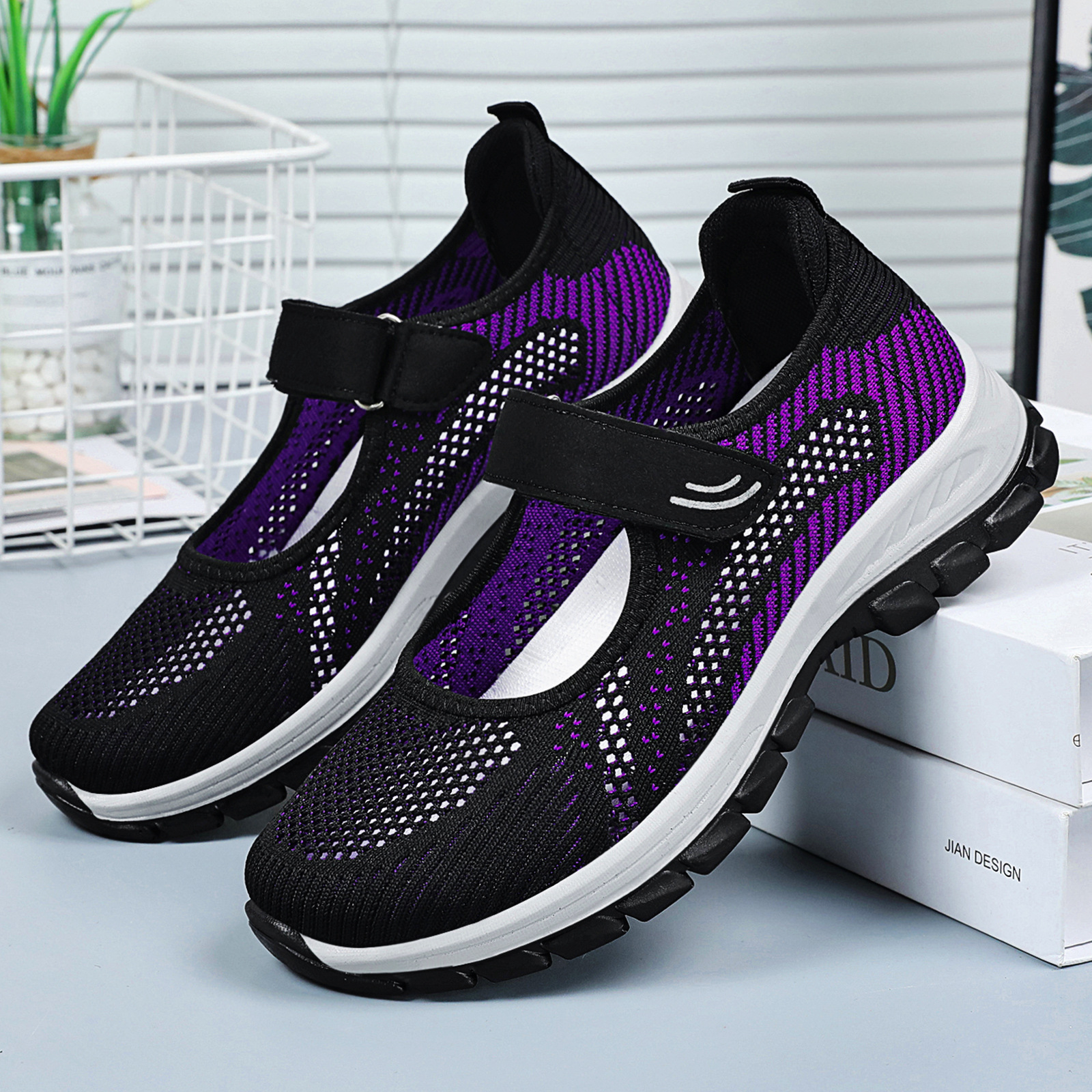 Zapatos de verano para mujer nuevo estilo venta al por mayor transfronteriza de madres de mediana edad y ancianas zapatos ligeros de suela blanda zapatos de red de velcro para mujer
