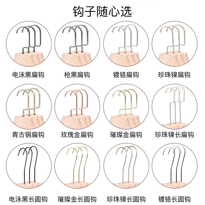 衣料品店専用婦人服無漆ハンガーのズボンの棚に刻まれた字のロゴがあります。|undefined
