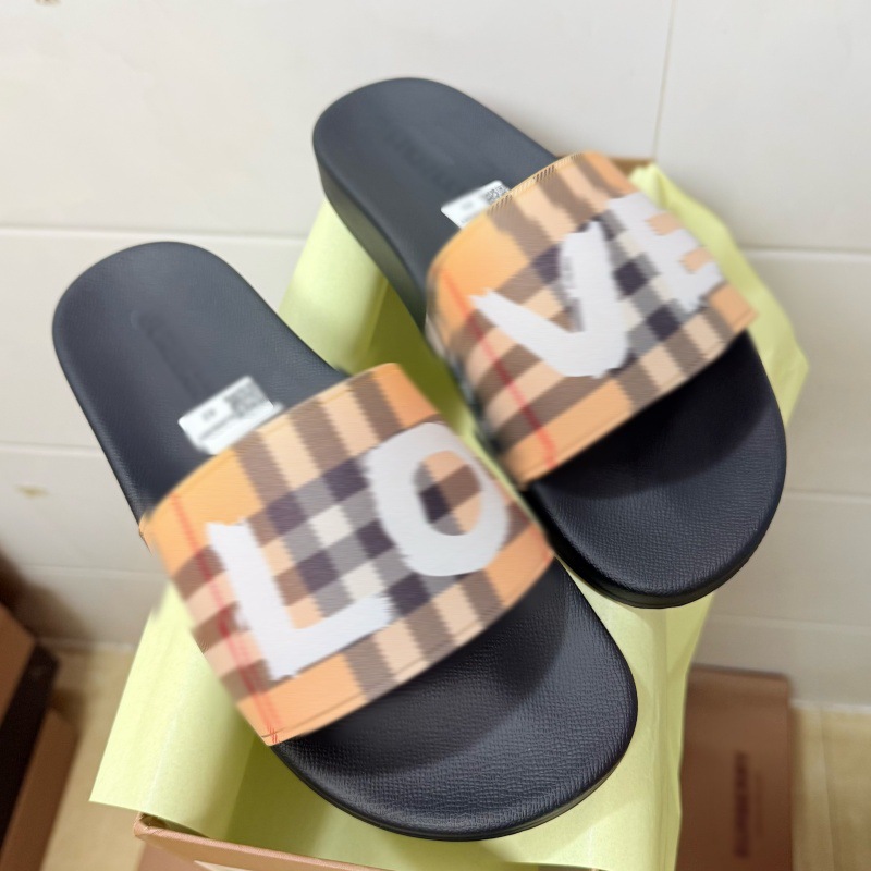 검은색 배경에 격자 무늬 문자
