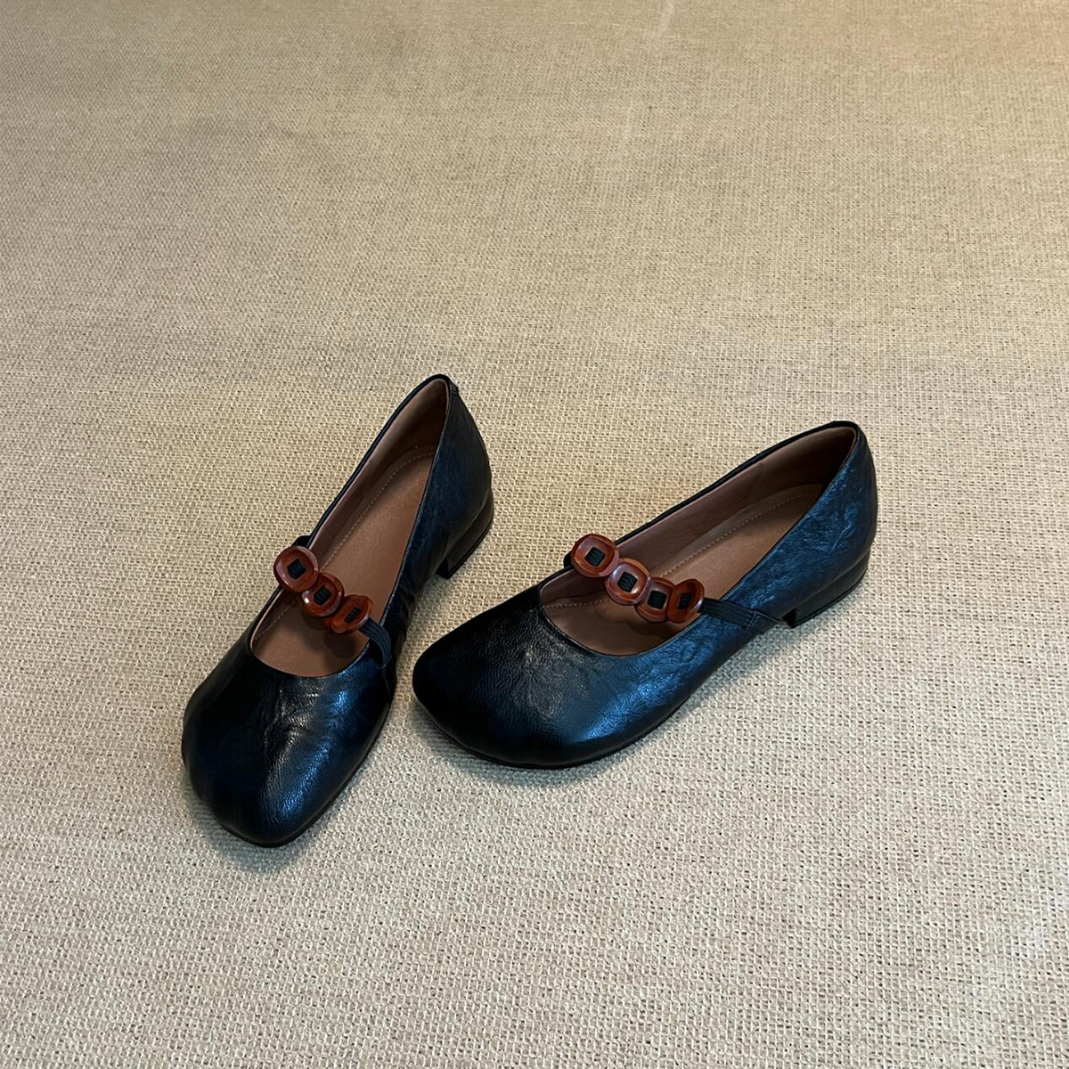 Versión de piel de oveja ~ nicho retrógrado cabeza redonda zapatos de tacón grueso botón elástico para mujeres zapatos de cuero suave de boca superficial Marijin