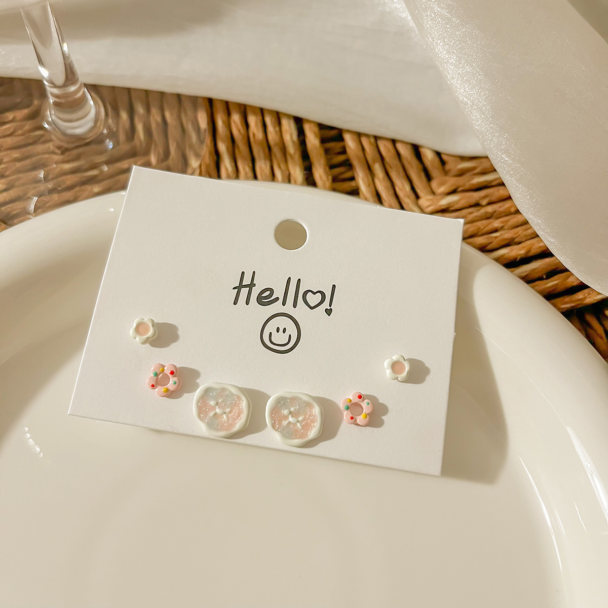 Juego de pendientes de aguja plateados, sencillos y compactos para mujer, pendientes geométricos en forma de corazón, bonitos, dulces y versátiles, venta al por mayor para puestos de mercado