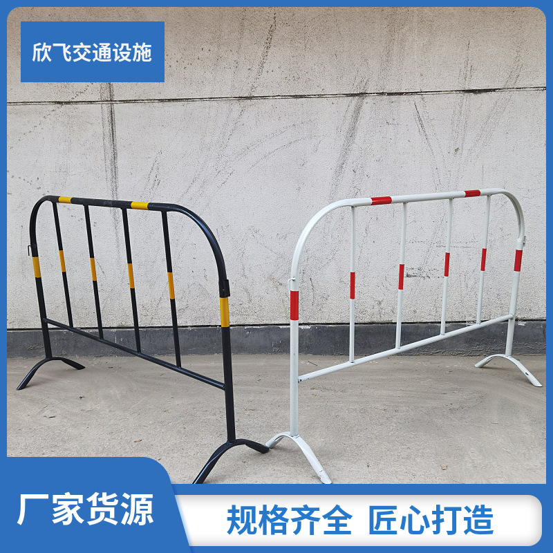 厂家供应黑黄红白防护围挡道路交通移动施工护栏隔离栏铁马护栏