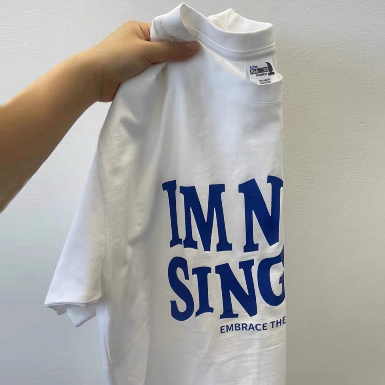 En el verano de 2023, los hombres guapos y de moda usan camisetas de manga corta de moda para hombres.