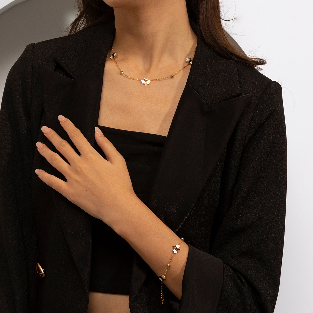 Collar de acero inoxidable TENA lujo ligero de alto nivel, colgante de abeja, brazalete de joyería, conjunto de mujeres transfronterizas