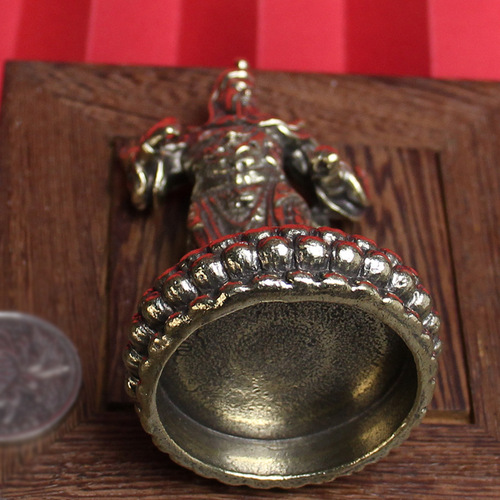 Brass standing knife, Guan Gong ornaments, handicrafts, living room shop, copper weapon, God of Wealth, Guan Gong statue, enshrined statue of Tang Teng bronzeware
