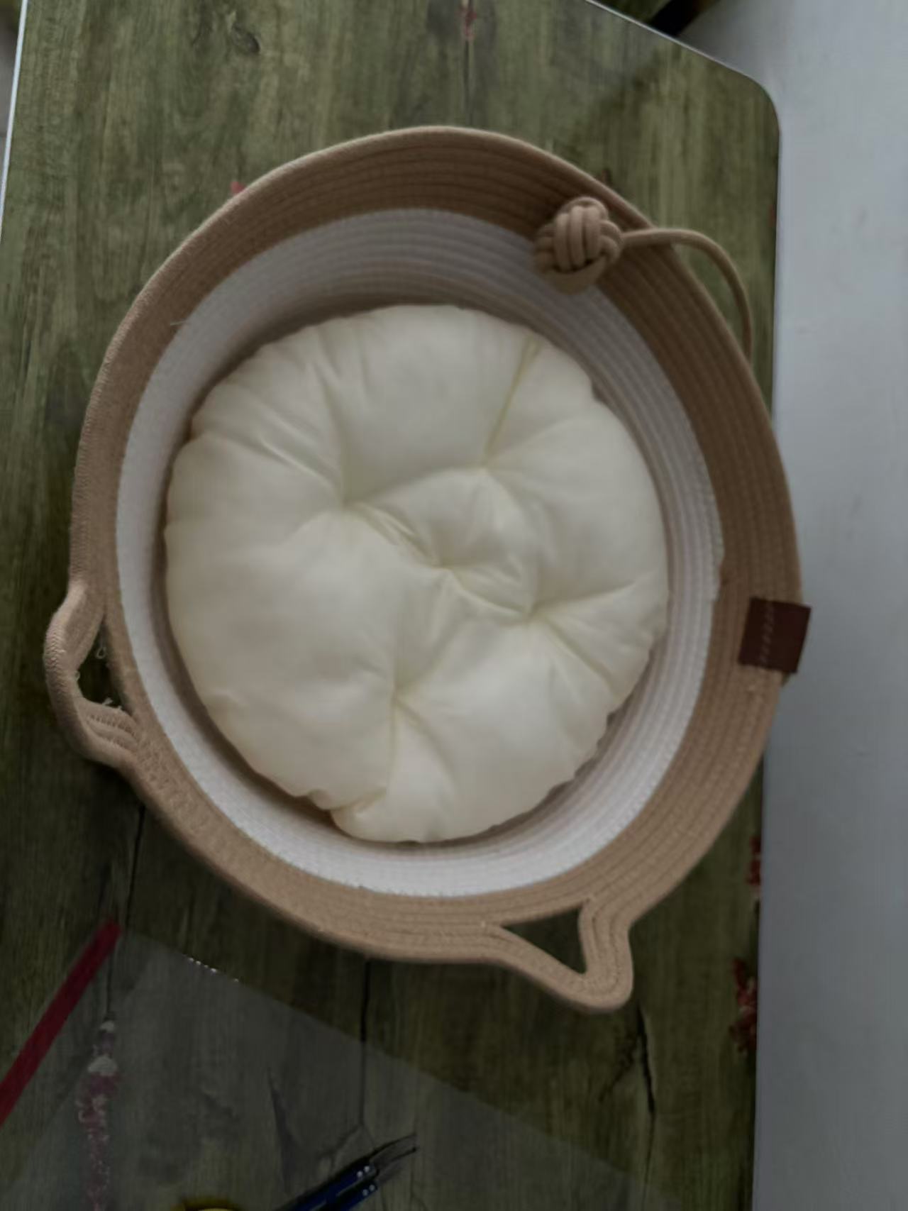 갈색 흰색 고양이 둥지 + 흰색 쿠션