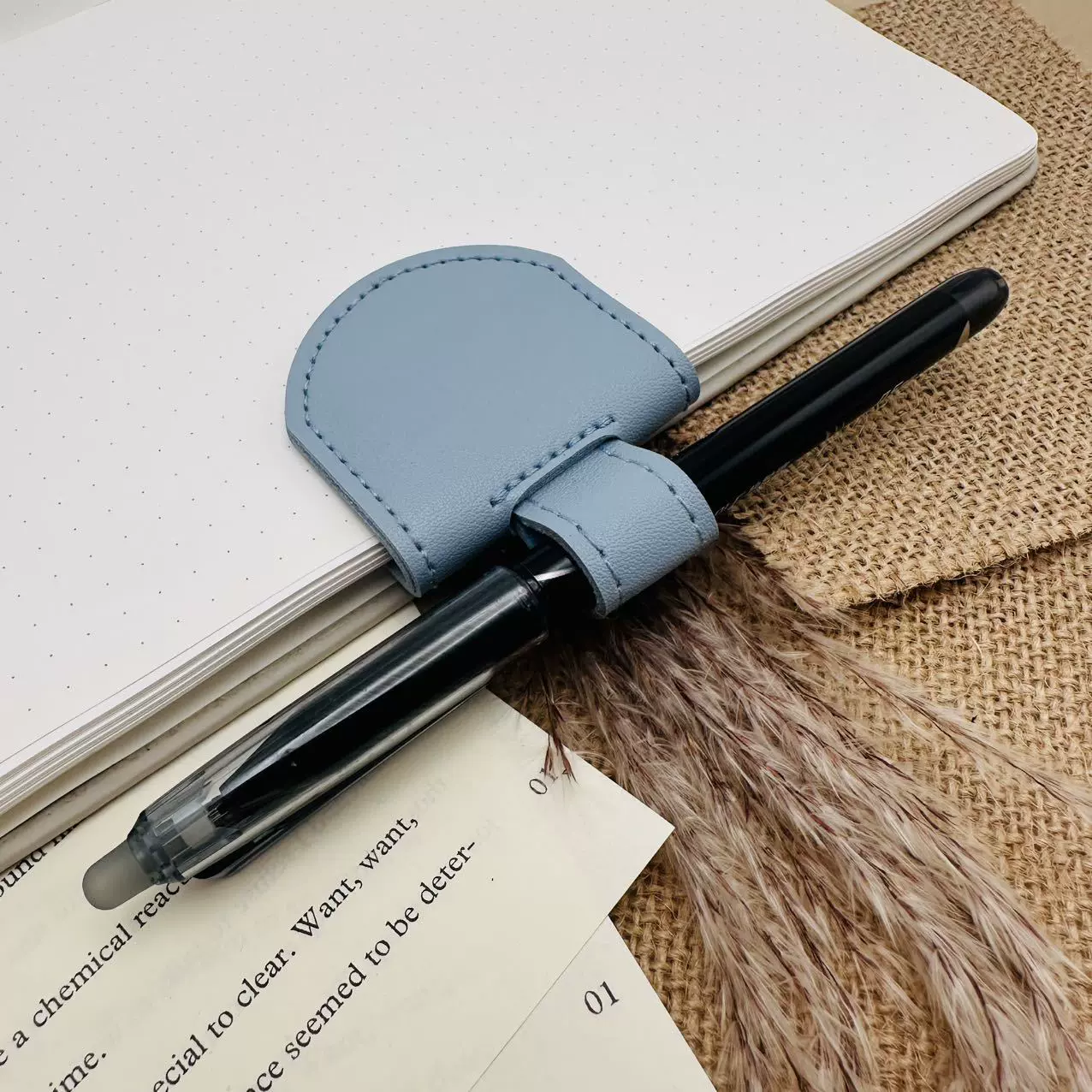 时尚小清皮革新磁吸书签笔夹  多功能两用钢笔固定器笔套学生书签