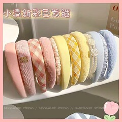 スポンジのカチューシャの女性は夏に出かけます。