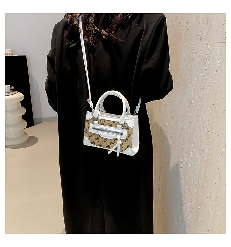This stylish single-shoulder handbag, with a simple and casual texture, is a new Korean style crossbody small square bag for women in the autumn of 2024 undefined