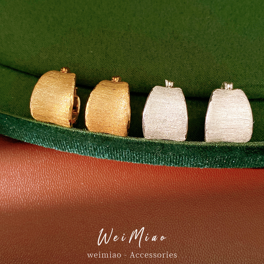 18 quilates de oro real chapado en alambre dibujado pernos de orejas redondos estilo minimalista personalidad de moda pendientes de orejas de lujo ligero de alto nivel