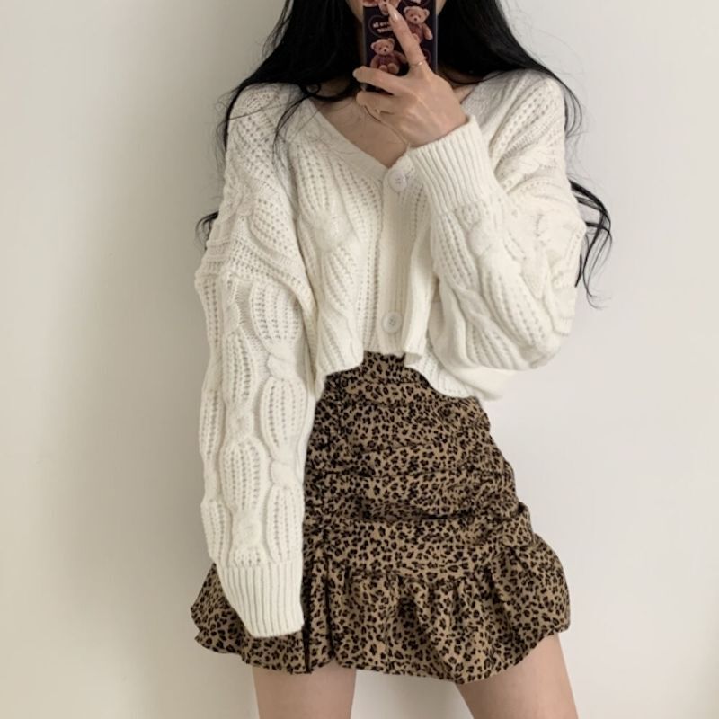 Autumn and Winter Women's South Korea Ins Lazy Wind Twist Thickened V-Neck Loose Knitted Short Sweater Coat Women's Cardigan