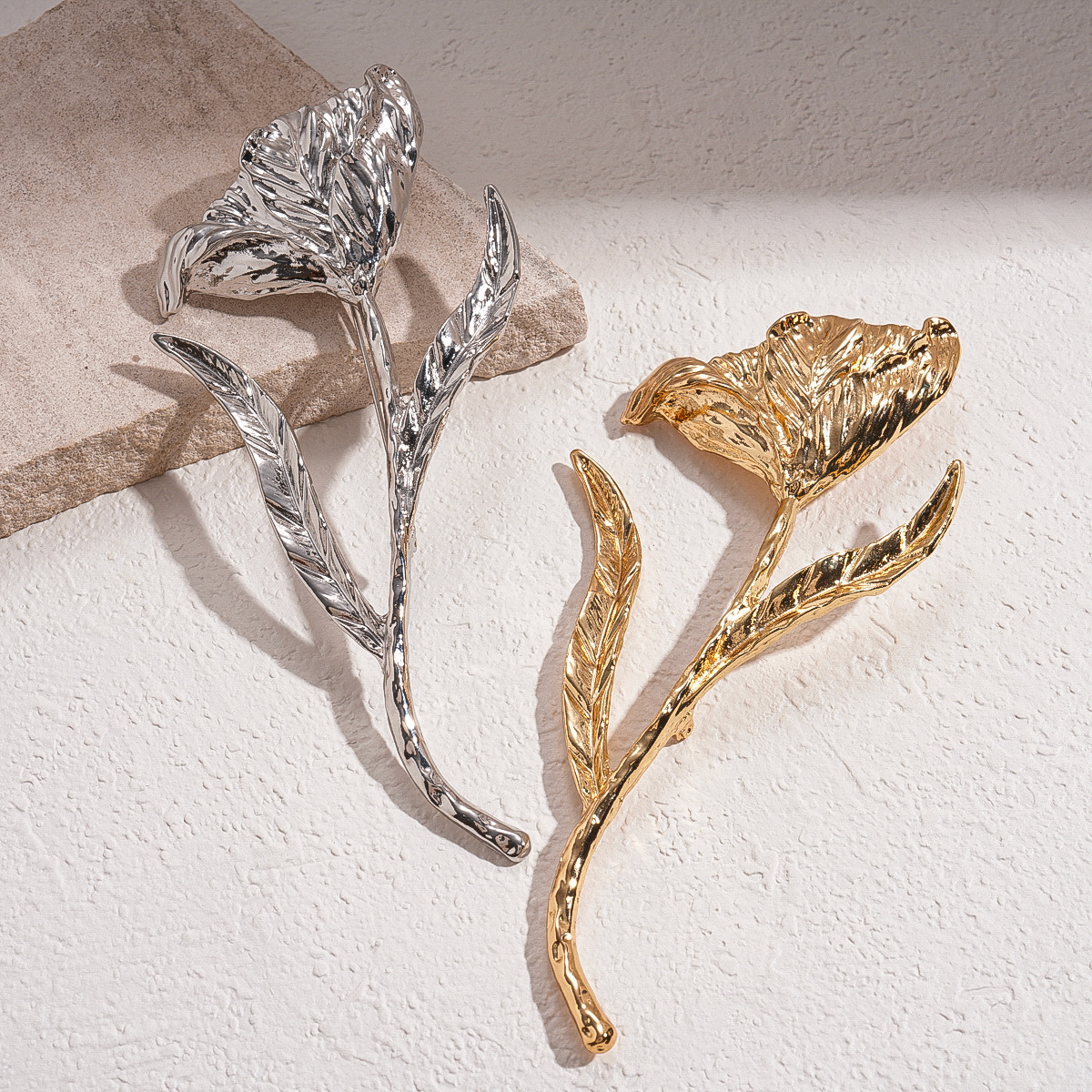 Personalidad europea y americana sensación de metal transfronterizo flor plegada broche temperamento de moda fría nicho accesorios de alta calidad mujer image 5