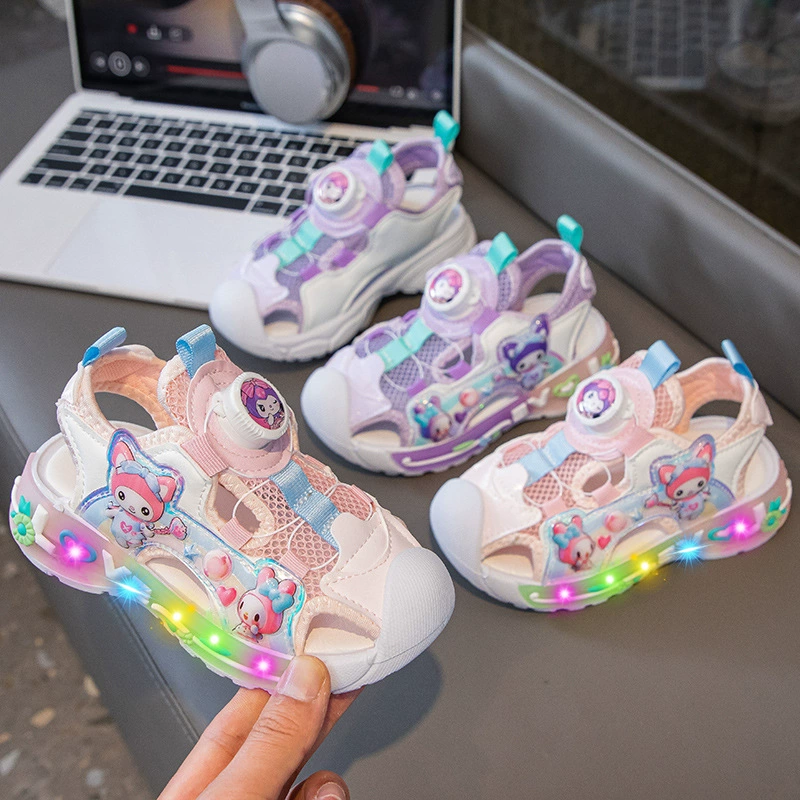 Баотоу сандалии для девочек 2025 летний новый кулуми обувь детская светящаяся обувь для девочек спортивная обувь на пуговицах