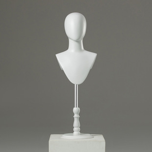 COSPLAY�ٰl�^ģչʾ���߆���ɫ�^ģë��õ���ñ��ģ��չʾ��