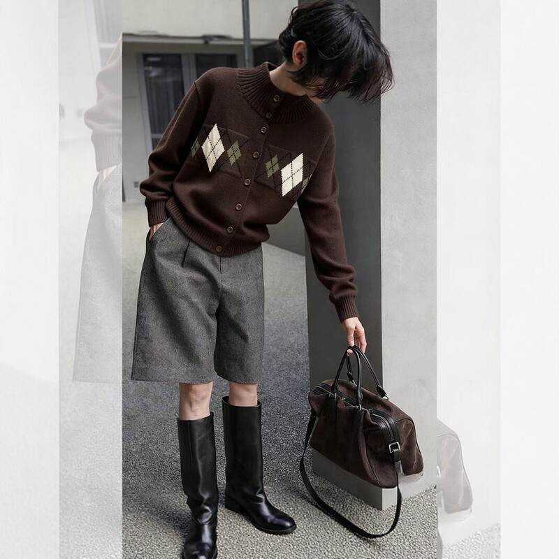 Vintage brown knit cardigan with a diamond pattern, exuding a sophisticated and relaxed vibe, perfect for a retro look Vintage brown knit cardigan with a diamond pattern, exuding a sophisticated and relaxed vibe, perfect for a retro look