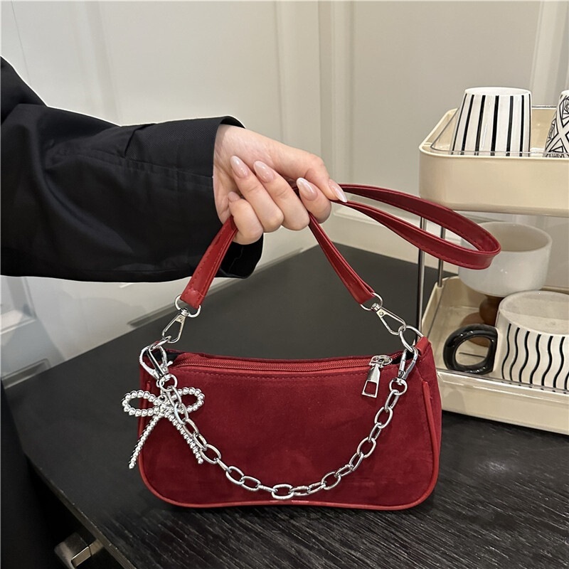 Trendy and Simple New Style Personality Fashion Underarm Bag for Women with Chain, Stylish Commuter Bag with a Solid Color Texture, Can Be Used as a Handbag or Shoulder Bag Trendy and Simple New Style Personality Fashion Underarm Bag for Women with Chain, Stylish Commuter Bag with a Solid Color Texture, Can Be Used as a Handbag or Shoulder Bag