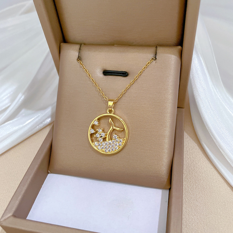 Cola de pez salpicada de agua lujosa ligera temperamento magnífico collar de diamante completo de la mujer cadena de clavícula de acero de titanio