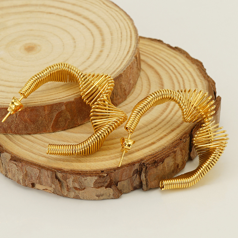 Nuevo transfronterizo europeo y americano de acero inoxidable de primavera pendientes de las mujeres hueco irregular diseño llano anillo pendientes en stock al por mayor