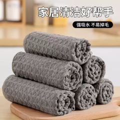 家庭用の毛が落ちない清潔な布の喫茶店はテーブルを拭いて汚れを落とします。
