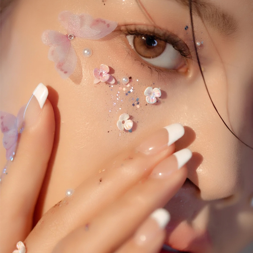 Halloween influencer bridal makeup, eye makeup, bright diamond accessories, pearl stickers, tear diamonds, butterfly decorations, facial diamonds